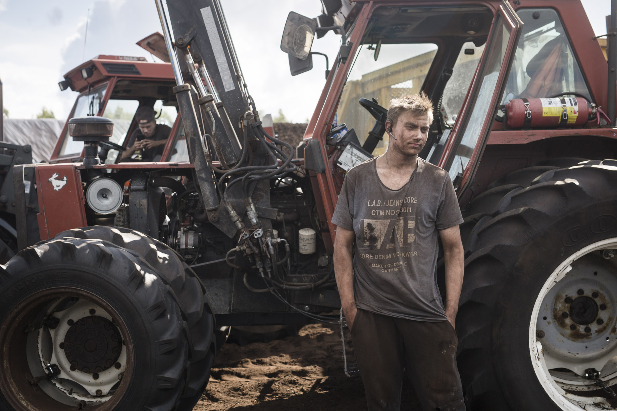 Niko Kuusisto(oik.) ja Markus Haavisto ajavat kesätöikseen traktoria Hormanevan turvesuolla jo toista vuotta.
