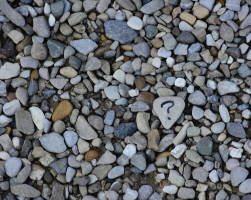 Kiveen on piirretty kysymysmerkki