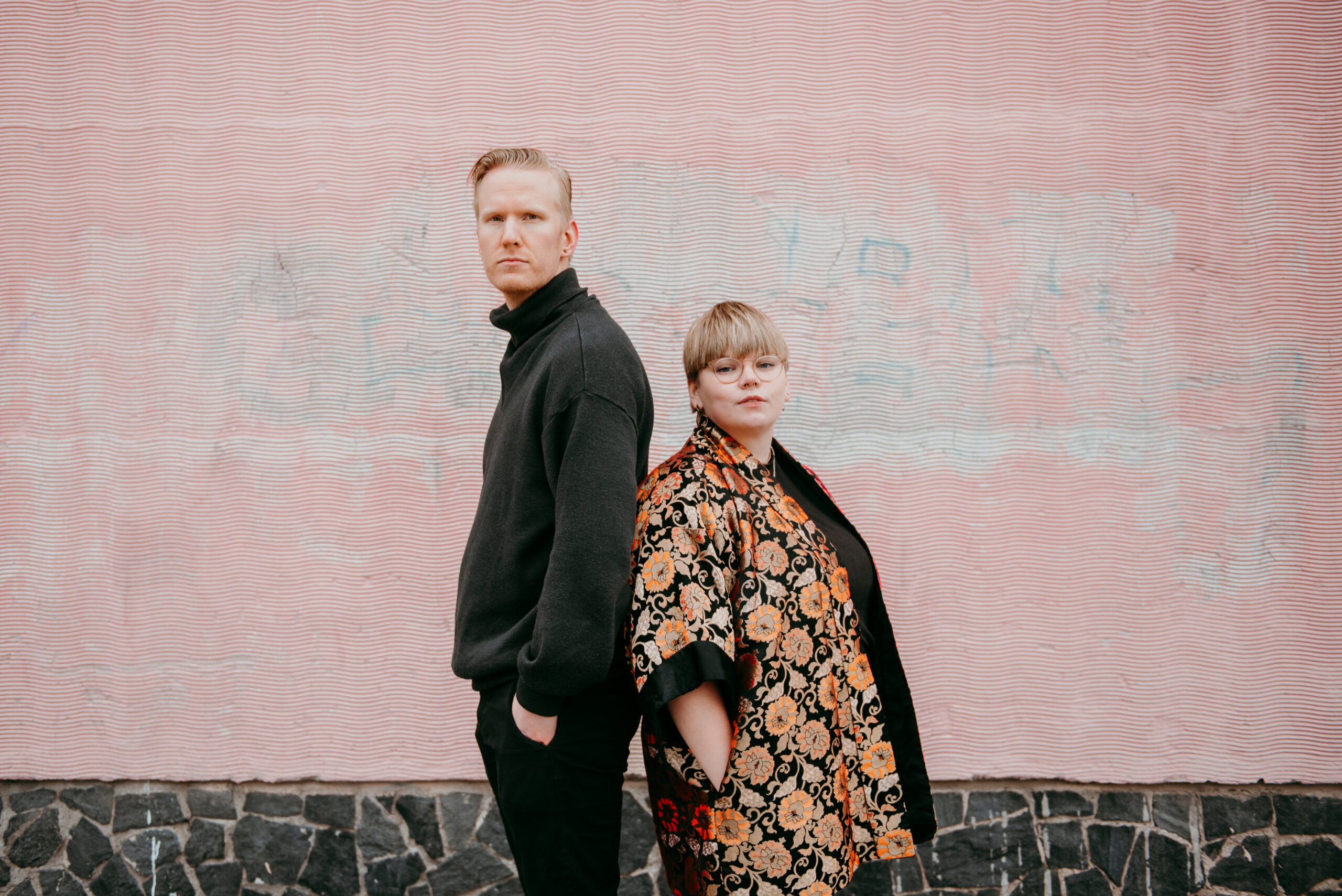Johannes_ja_Vilma_01, kuva Eeva Murtolahti Johannes ja Vilma nojaavat toisiinsa selät vastakkain