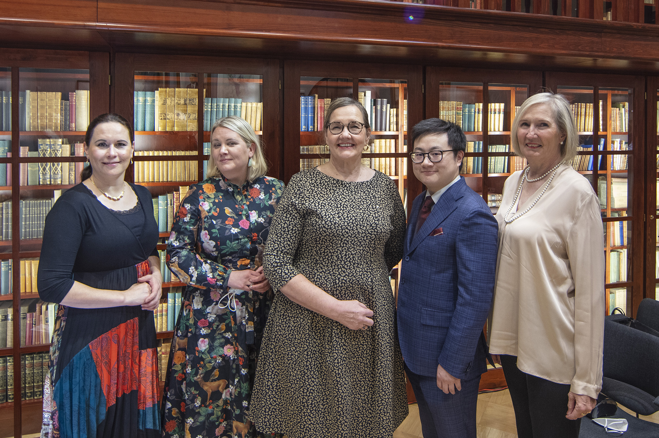 Q6A2331 Vuoden 2021 Sininen pallo -palkinnon voittajat vasemmalta oikealle: Maija Itkonen, Reetta Kivelä, Leena Saarinen, Jiang Zhongqing, Tarja Ollila.