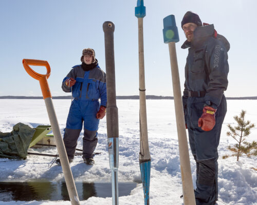 Ari Parviainen ja Lauri Hämäläinen seisovat talvisessa maisemassa lapioiden kera
