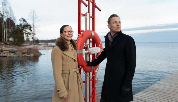 Pertti Lassila ja Niina Bergring, pelastusrengas ja meri taustalla
